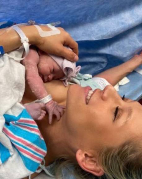 Este jueves 13 de febrero Iglesias y Kournikova, confirmaron el nacimiento de su bebé publicando varias fotos de la pequeña, confirmando que nació el 30 de enero del 2020.