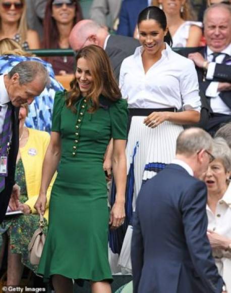 Kate Middleton, la duquesa de Cambridge eligió para la ocasión un vestido verde esmeralda ajustado a su cuerpo, con mangas y botones dorados de la firma Dolce & Gabbana.