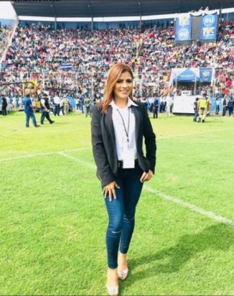 La presentadora de Televicentro Sarai Espinal celebró la independencia cubriendo los desfiles patrios en Tegucigapa.<br/><br/>'Felicidades a mi Honduras' escribió junto a una foto de ella en el Estadio Nacional.<br/>