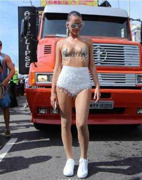 En el carnaval y en las redes sociales se han quedado impactados al ver el atrevido vestuario que ha escogido Marquezine.