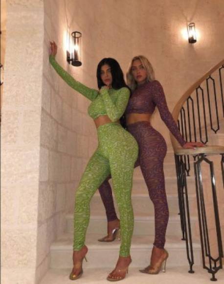 Kylie y Anastasia aparecen modelando atuendos coordinados, tal y como la millonaria gustaba hacer con su antigua amiga Jordyn Woods.