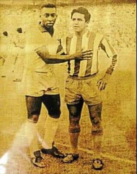 Pelé compartió con el hondureño Enrique ‘La Coneja‘ Cardona en un partido amistoso el 21 de junio de 1966. El catracho jugó con el Atlético de Madrid que enfrentó a la Selección de Brasil, perdiendo por 5-3 en el estadio Santiago Bernabéu. Cardona hizo un gol y ‘O Rei’ un triplete.