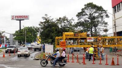 La maquinaria para colocar el “whitetopping” ya fue instalada.