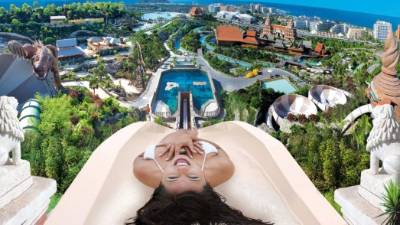 Uno de los atractivos del parque es una caída vertical de 28 metros que sumerge al visitante bajo un acuario lleno de peces.