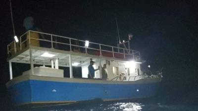 El bote pesquero “Mi flor”, fue localizado a 26 millas náuticas al noroeste de la Puntilla de Puerto Castilla y su tripulación rescatada.