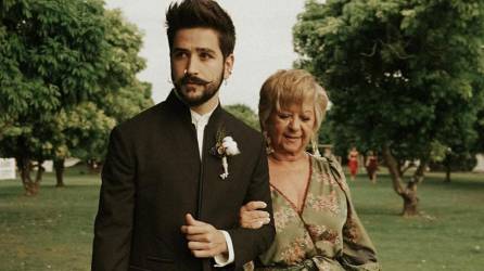 Camilo Echeverry y su madre Lía Correa el día de la boda del cantante.