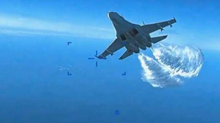 Las imágenes muestran al caza ruso colisionar con el dron estadounidense sobre el mar Negro.