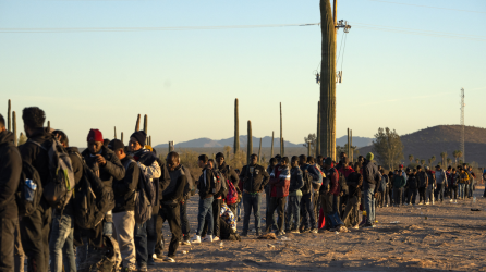 Migrantes esperan a ser procesados por agentes de la Patrulla Fronteriza de EU en Lukeville, Arizona.