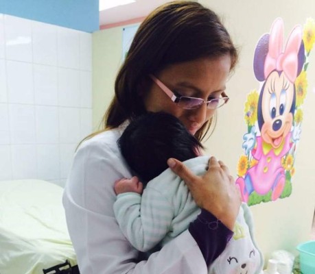 En banca de cemento dejan a bebé de un mes de nacido