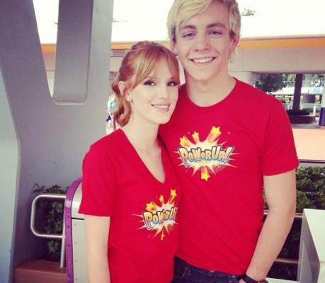 Bella Thorne muy cariñosa con Ross Lynch