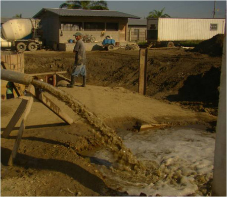 Instalan alcantarillado en barrio de Puerto Cortés