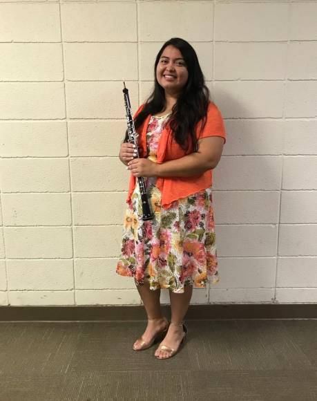 Allison Flores, una sampedrana de 29 años egresada de la insigne escuela de música Victoriano López. Actualmente estudia una licenciatura en Educación Musical en Northwestern State University. Su instrumento principal es el oboe.