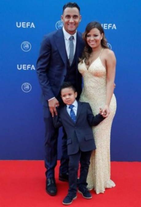 Keylor Navas llegó a la Gala de la UEFA junto a su bella esposa Andrea Salas y su hijo.