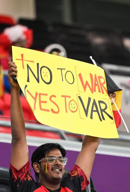 “No a la guerra, sí al VAR”, dice la pancarta de este aficionado en el estadio Ahmad Bin Ali en Rayán.