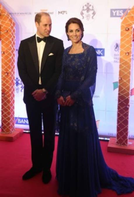 La pareja asistió a una cena de gala donde se encontraron con varios artistas de Bollywood.