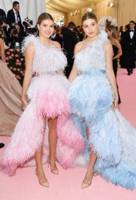 Victoria y Cristina, hijas del famoso cantante español Julio Iglesias, llegaron radiantes en vestidos de Óscar de la Renta.