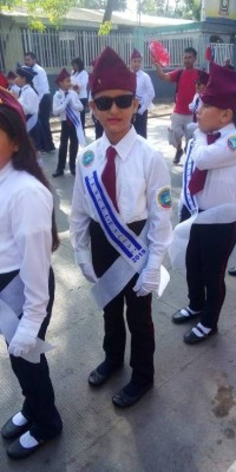 Zuri Cáceres desfiló con la Escuela Cabañas de El Progreso, Yoro.