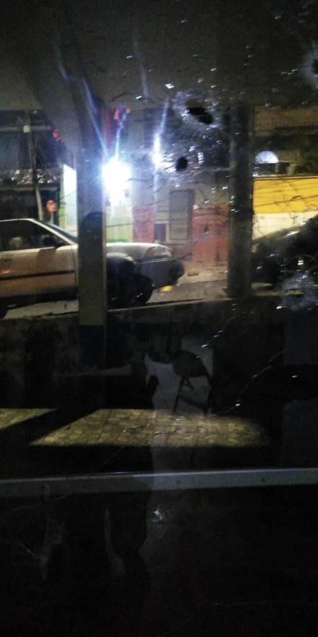 Las puertas y paredes de la sede policial quedaron perforadas por las potentes balas. 