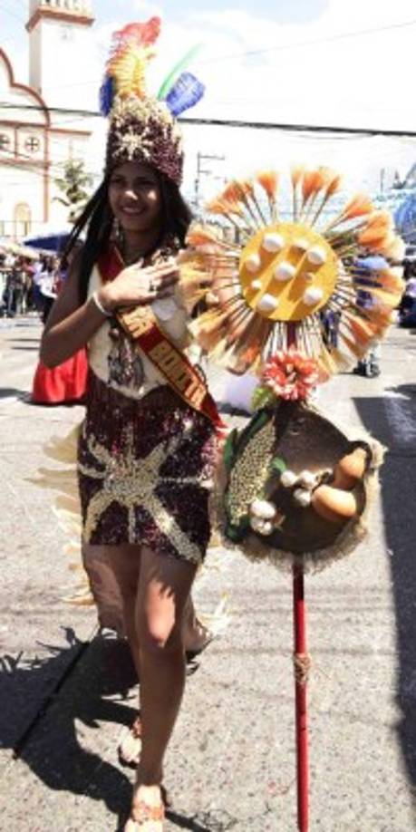 Traje hecho con frijoles, tuza y maíz.