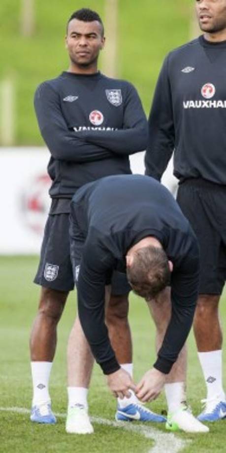 Así de relejado y pensativo estaba Ashley Cole en un entrenamiento de la selección de Inglaterra sin dar cuenta de la malpensada imagen que daba para este fotógrafo.