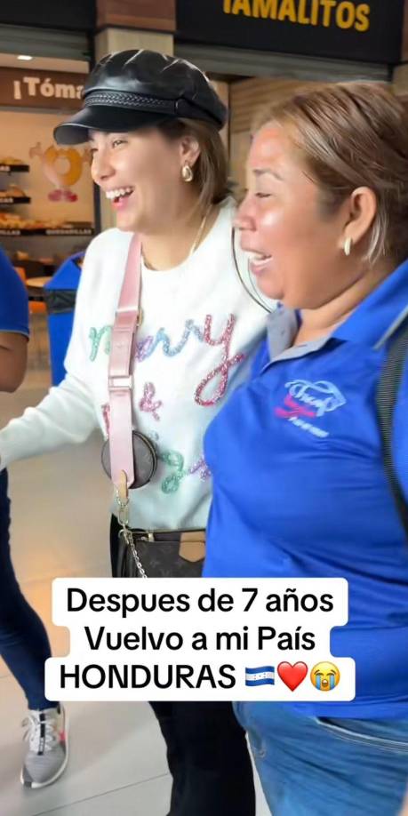 Entre risas y abrazos la joven presntadora llegó al aeropuerto Ramón Villeda Morales de San Pedro Sula.