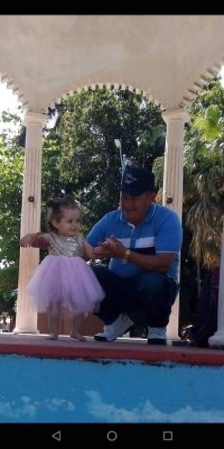 Lourdes Orellana felicitó al padre de sus hijas.