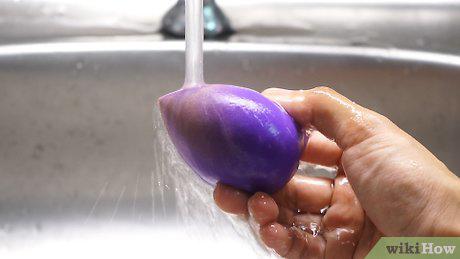 Lavar las brochas y esponjas con agua tibia y jabón hace que se elimine la suciedad y bacterias que se puedan acumular.