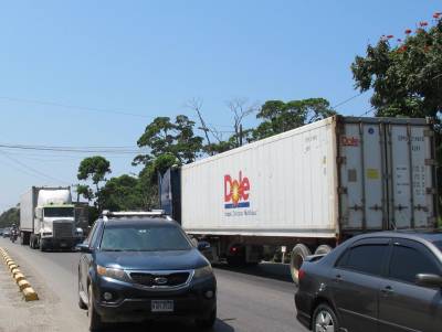 Hay una preocupación en La Ceiba por la falta de emisión de licencias para el manejo de equipo de carga. El transporte de productos está afectado.
