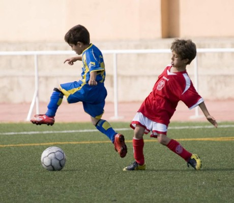 Cómo prevenir lesiones en los niños al jugar fútbol
