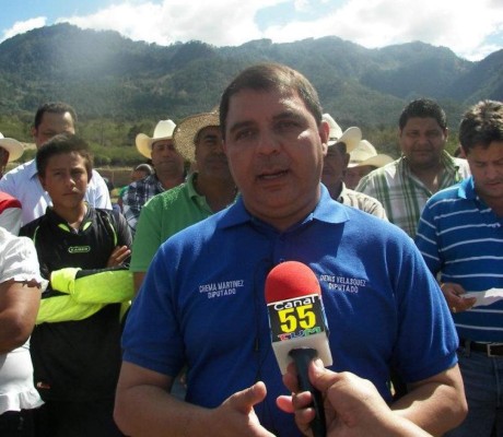 Exdiputado confiesa que su mujer lo agredió y por eso la denunció