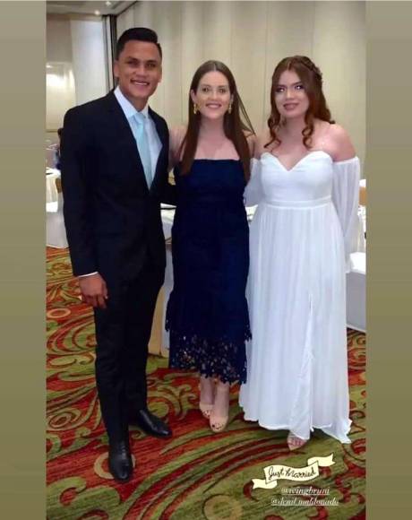 Denil Maldonado y su ahora esposa Iving Bruni posaron con los invitados a la boda.