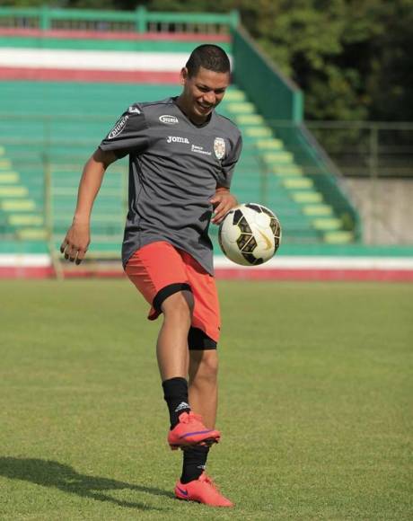 Darvis Argueta tuvo cinco temporadas en primera y no oculta su tristeza al recordar que se vio obligado a decirle adiós al fútbol profesional: “La verdad que es decepcionante, uno queriendo luchar por sus sueños y que se lo terminen de esa manera es lamentable,” puntualizó.