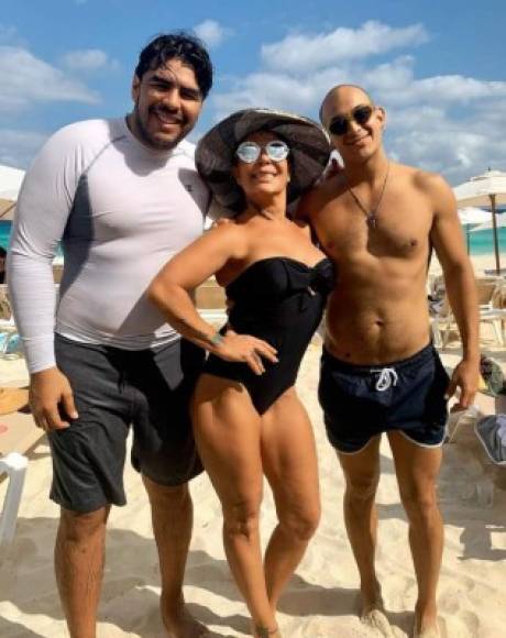 En una de las fotografías que publicó el viernes en Instagram, Guzmán aparece con un par de hombres no identificados. En la imagen lució un traje de baño completo, en el que se alcanza a apreciar una cicatriz del lado derecho de su muslo.<br/>
