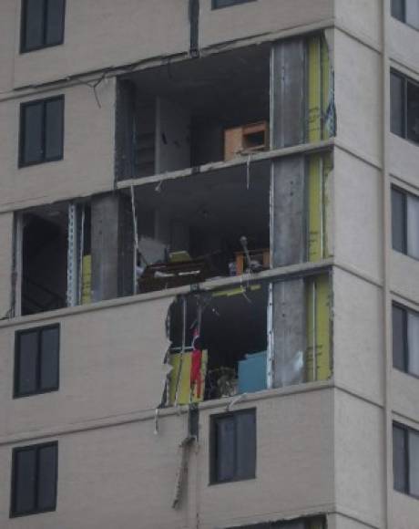 Los vientos catastróficos arrancaron las ventanas de varios condominios en Panama City.