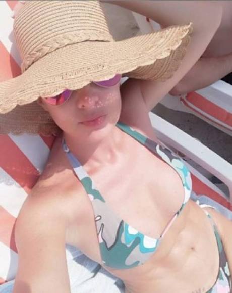 La reconocida presentadora Helena Álvarez, presumió sus vacaciones con sus seguidores en Instagram.