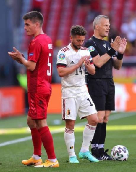 El danés Joakim Maehle, el belga Dries Mertens y el árbitro alemán Bjorn Kuipers aplaunden en el minuto 10 en homenaje a Eriksen. <br/><br/>Foto EFE