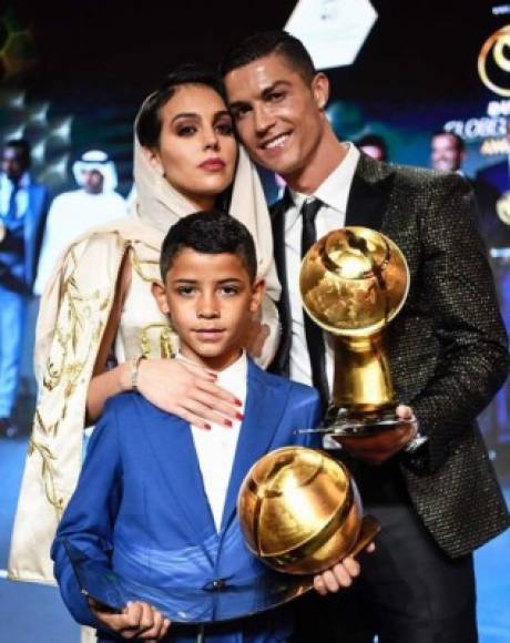 La pareja llegó a Dubái para asistir a la ceremonia de los Globe Soccer Awards 2019, donde el jugador del Juventus recibió el premio a mejor jugador por sexta año consecutivo.