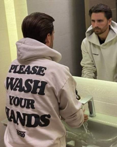 El ex de Kourtney Kardashian, Scott Disick, ha lanzando una serie de sudaderas y camisetas con el lema 'Por favor, lávate las manos'. <br/>