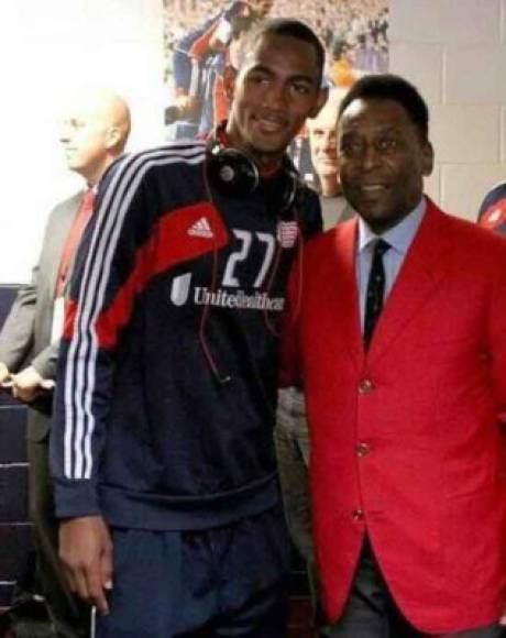 El delantero hondureño Jerry Bengtson junto al astro brasileño Pelé, uno de los mejores jugadores de la historia.