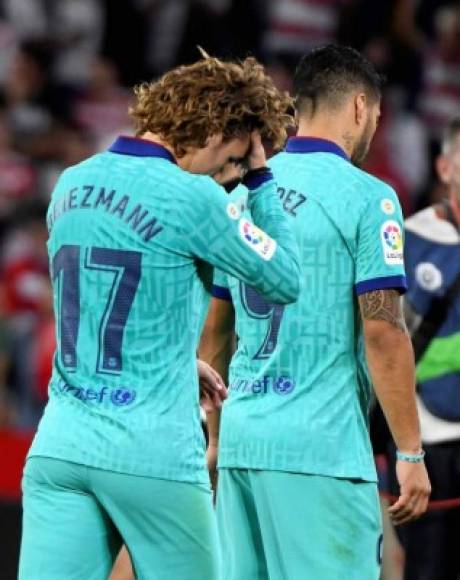 Griezmann y Luis Suárez tristes por la derrota del Barcelona al final del partido.