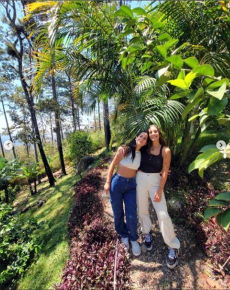 Camila junto a su bella hermana Iara Troglio.