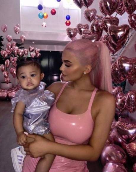 Kylie también comparte sus lujos con su hija Stormi. A su corta edad, la pequeña ya cuenta con su propio armario de atuendos y zapato de diseñador.