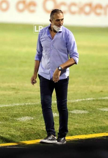 Hernán ‘La Tota‘ Medina sufrió en su debut con el Motagua. Su tristeza era evidente durante el clásico.