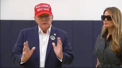 Captura de pantalla donde se observa al candidato republicano, el expresidente Donald Trump, junto a su esposa, Melania Trump, luego de depositar su voto, este martes, en el Mandel Recreation Center de Palm Beach, en Florida (Estados Unidos).