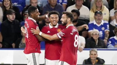 Jadon Sancho celebrando su gol con sus compañeros Rahford y Bruno Fernandes.