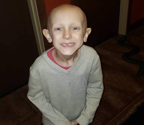 Niño de EUA enfermo de cáncer conmueve a los internautas chinos