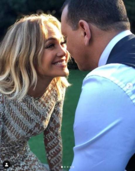 En una entrevista para la revista Vanity Fair USA, JLo contó cómo empezó su romance con Alex Rodríguez. Se encontró con él, en Beverly Hills cuando almorzaba tras hacer un acto promocional de la serie televisiva 'Shades of Blue', en la que interpreta a la agente de policía Harlee Santos.