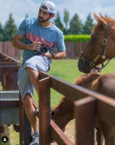 El padre de Fazza es un gran admirador de España, el país donde se enamoró de su segunda esposa cuando ambos participaban en el World Equestrian Games en Jerez de la Frontera en 2002. Además, el emir posee varias fincas en Extremadura.