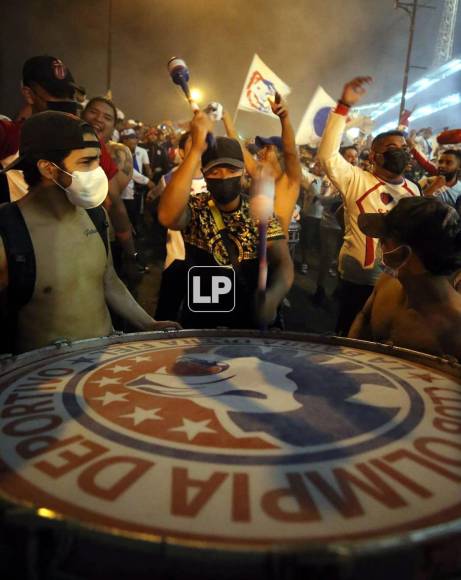 Tremenda fiesta montó la barra del Olimpia con bombos y cánticos.