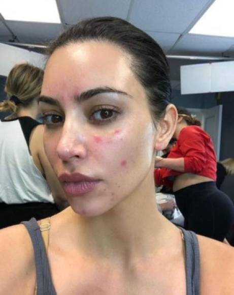 Kim Kardashian no temió a las críticas al mostrar esta foto en la que luce sin maquillaje y muestra sus imperfecciones.